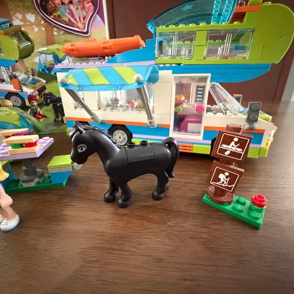 LEGO Friends Mia's Camper Van Set 41339 - Picture 4 of 7